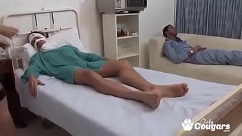 Фото сессия с пышногрудой брюнеткой закончилась сексом на кровати